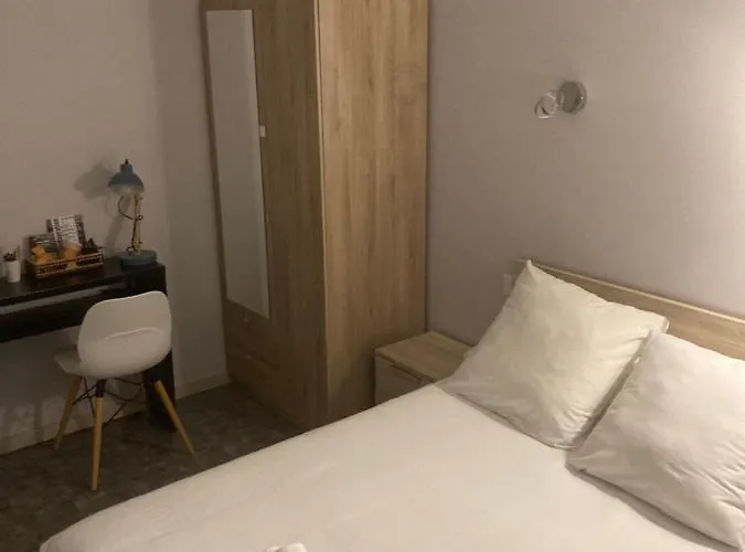 فندق De La Foret 2*