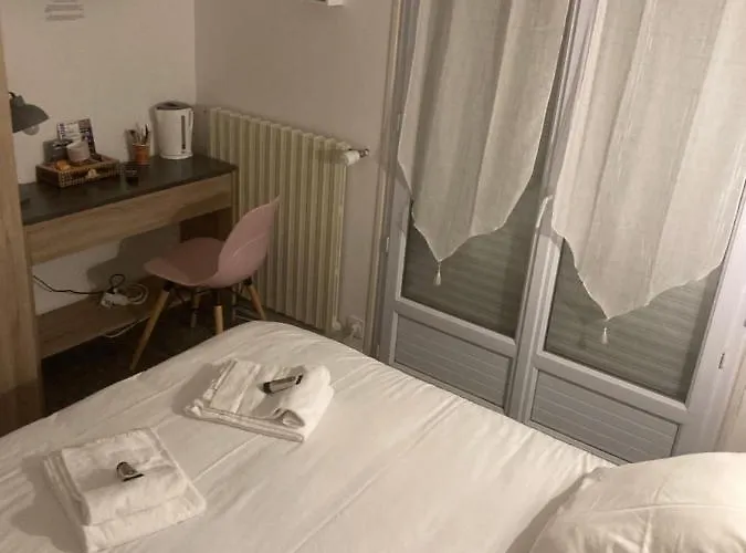 فندق De La Foret 2*